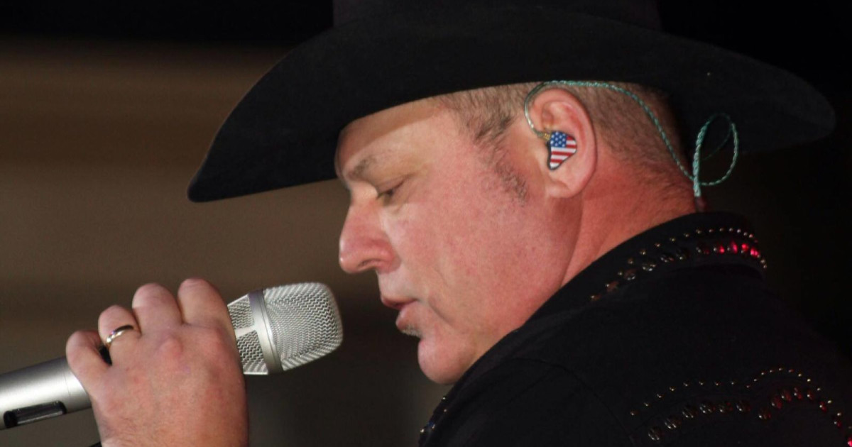 John Michael Montgomery and Walker Montgomery w/ Noah Thompson