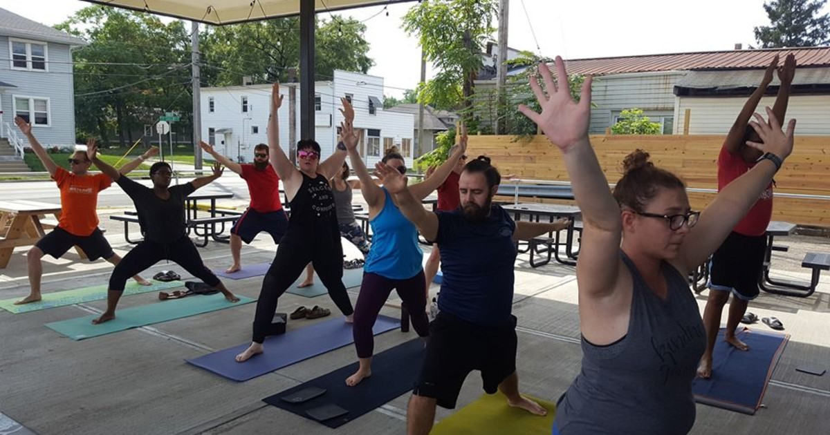 Yoga Indianapolis In / Thousands pack Monument Circle for Monumental