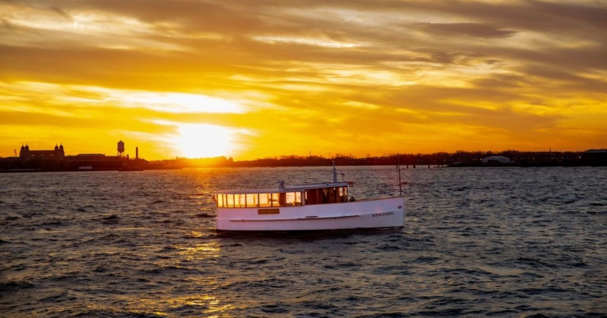 Sunset Cocktail Cruise aboard Yacht Kingston in NYC at Chelsea