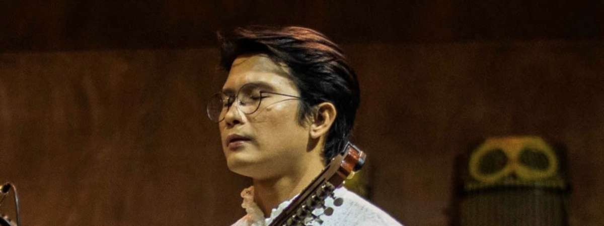 Jimuel Dave Dagta performs on Bandurria, Art on the Spot
