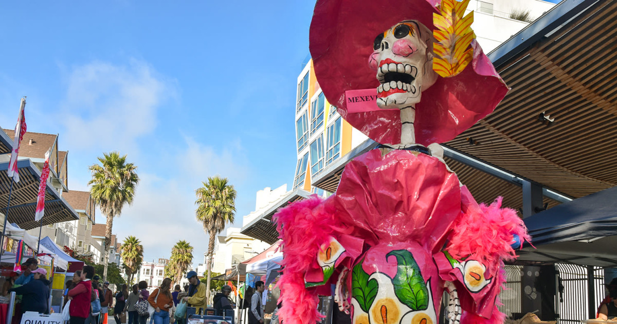 Día de los Muertos and Halloween