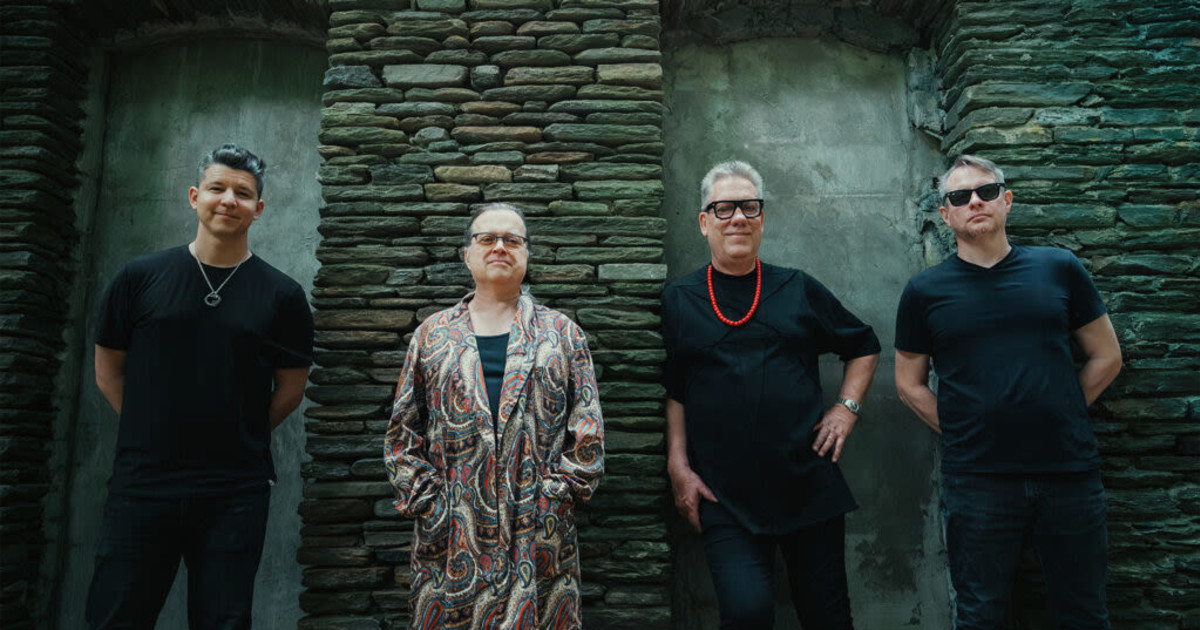 Violent Femmes, Performing Violent Femmes + Hallowed Ground plus Greatest Hits + Fan Faves
