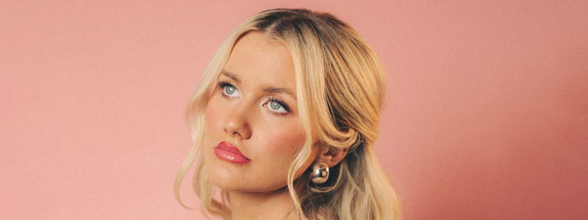 Elizabeth Nichols: I Don't Kiss & Tell, I Kiss & Tour