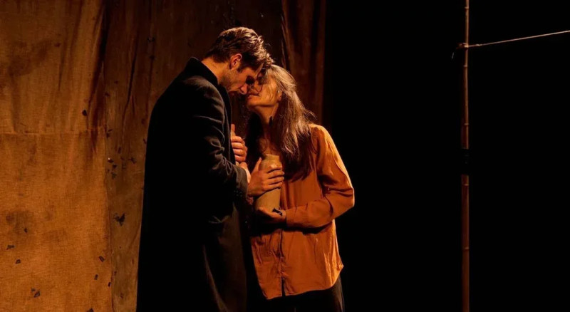 4211 km, written and directed by Aïla Navidi