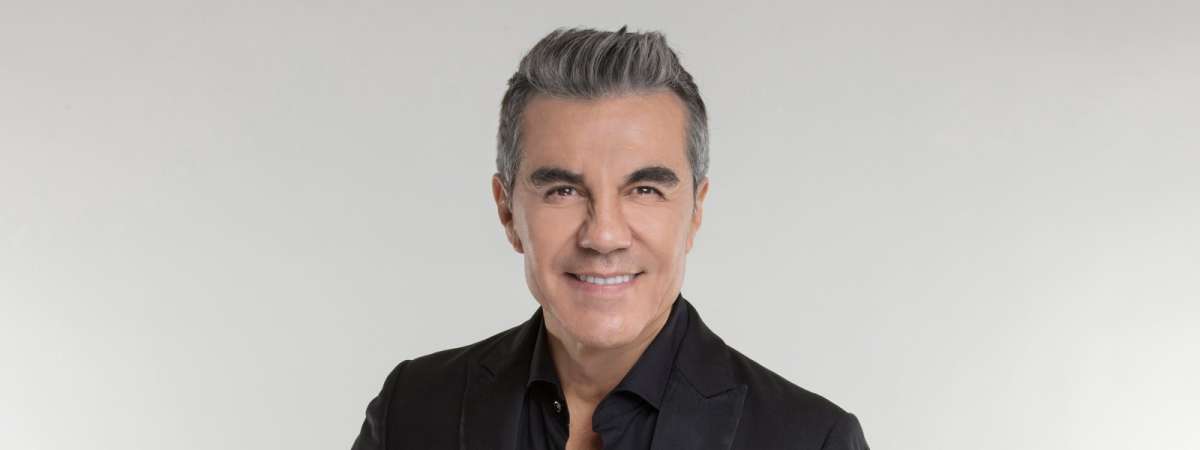 Adrián Uribe: 50 y Pico Tour