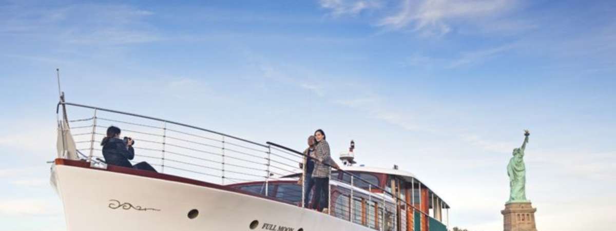 PRIVATE CHARTER on Yacht FULL MOON