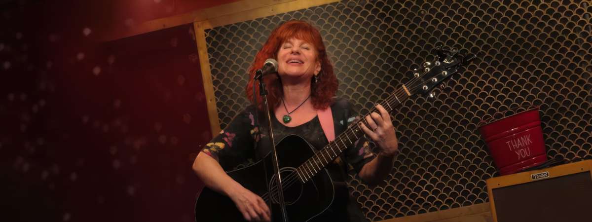 Rachel Raven Sings
