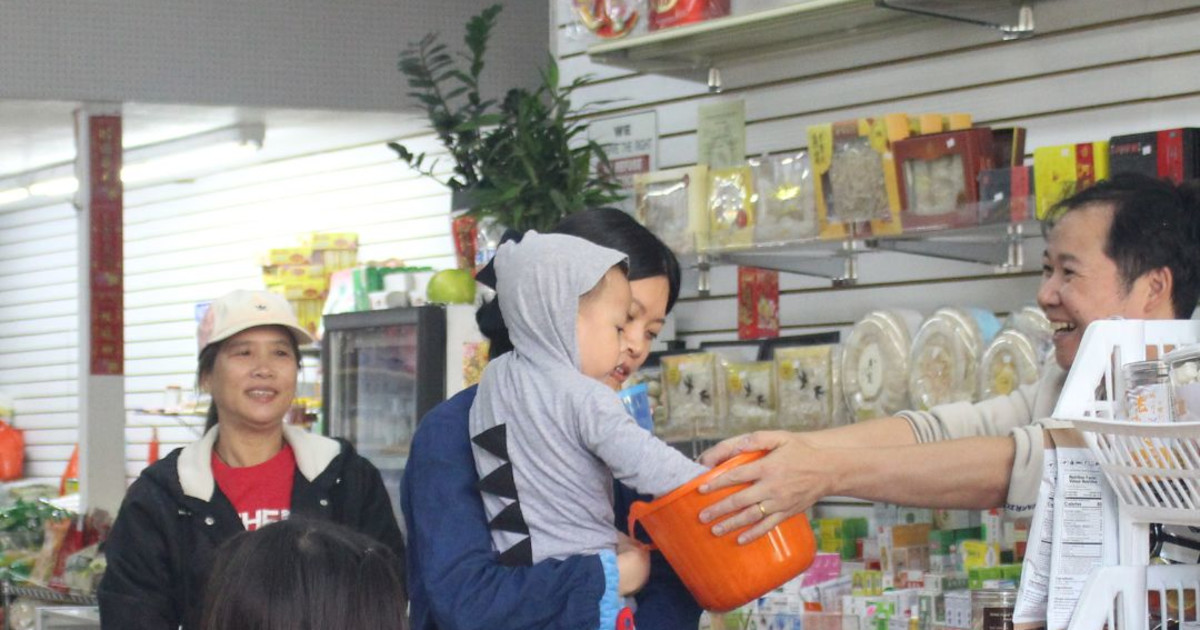 Trick or Treat in Oakland Chinatown