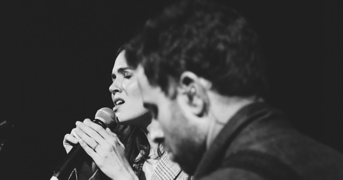 Mandy Moore with Taylor Goldsmith from Dawes (Stream) in Austin