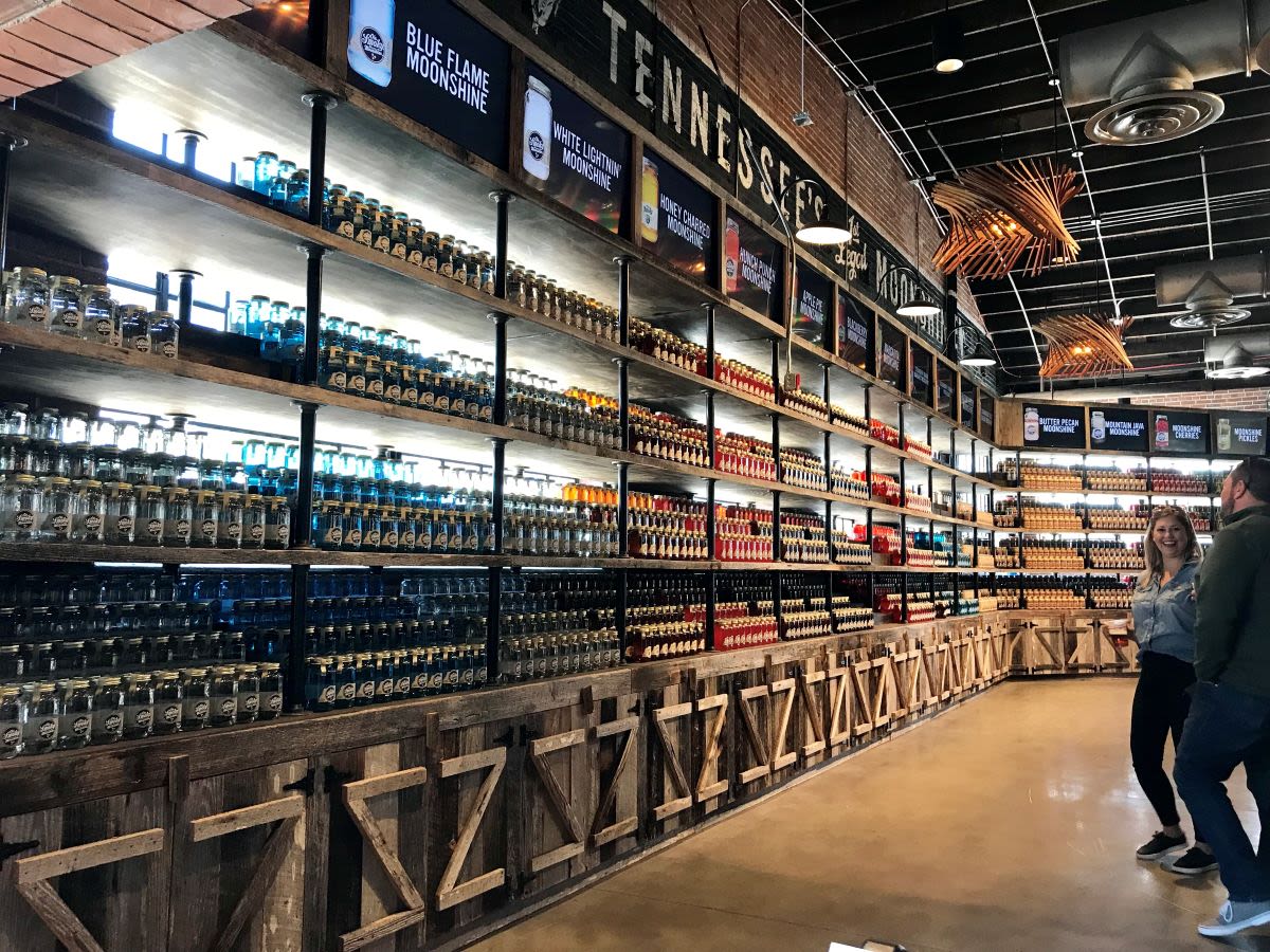 Moonshine Tastings & Beer Flights in Nashville at 6th & Peabody