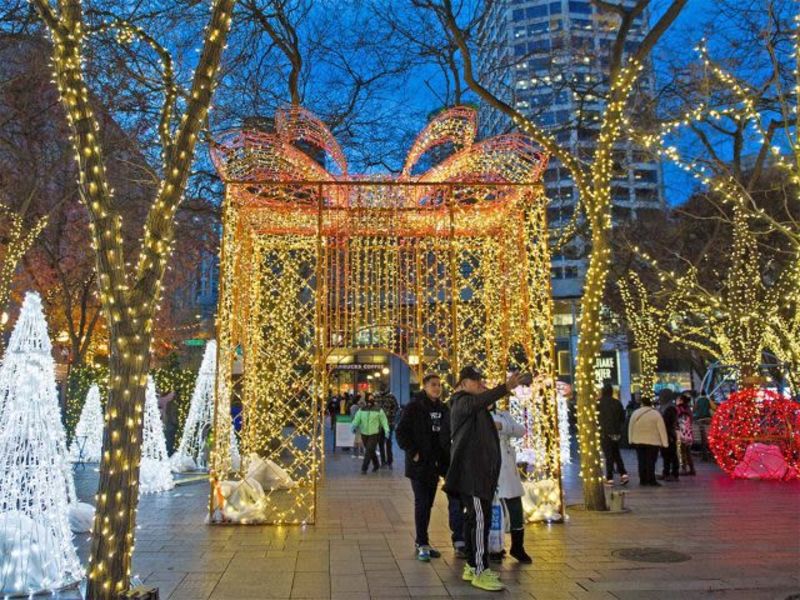 Westlake Christmas Tree Lighting 2022 Downtown Holiday Lights In Seattle At Westlake Park